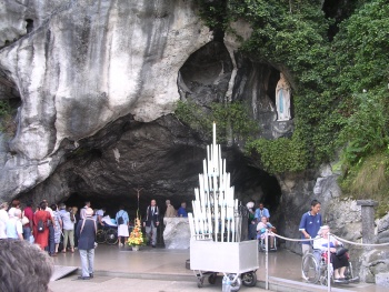 Die Erscheinungsgrotte in Lourdes